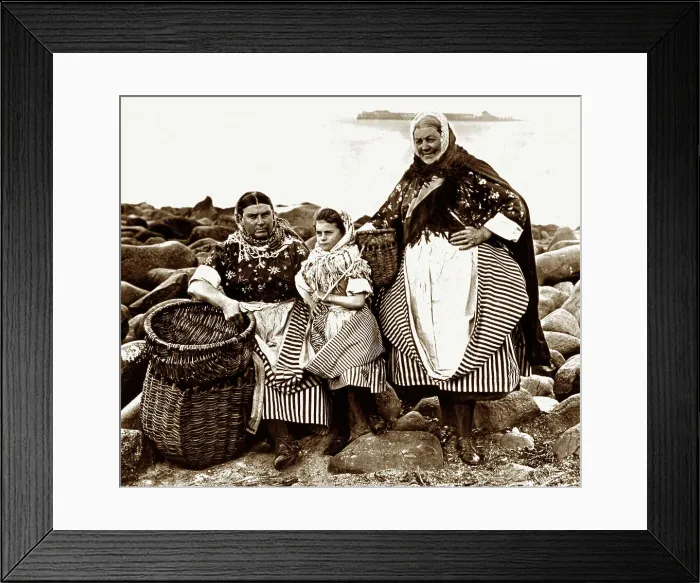 Framed Print : Fishwives in Newhaven near Edinburgh, Victorian period