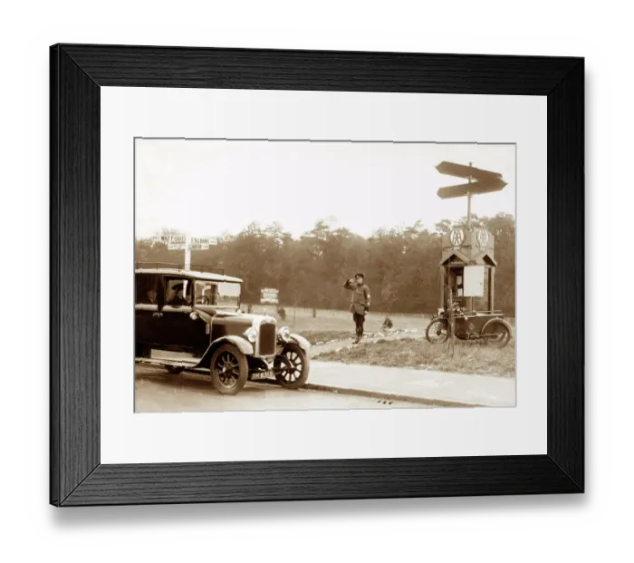 Framed Print : AA patrolman saluting motorist at Garston near Watford Framed Print : AA patrolman saluting motorist at Garston near Watford