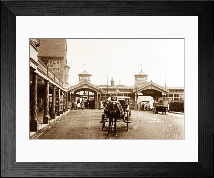 Framed Print : Pier, Cowes, Isle of Wight Framed Print : Pier, Cowes, Isle of Wight