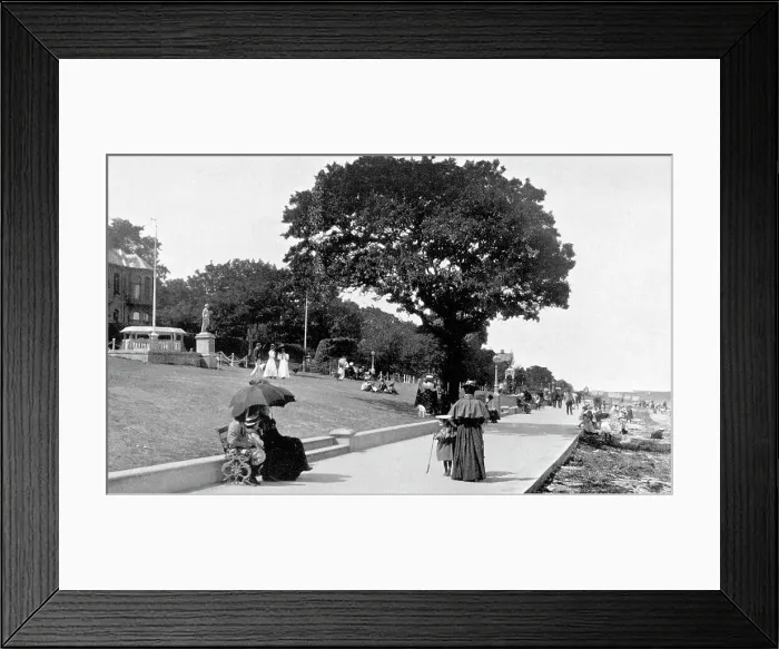 Framed Print : The Green, Cowes, Isle of Wight Framed Print : The Green, Cowes, Isle of Wight