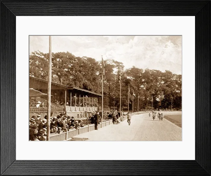 Framed Print : Cycle racing, Herne Hill Velodrome, London Framed Print : Cycle racing, Herne Hill Velodrome, London