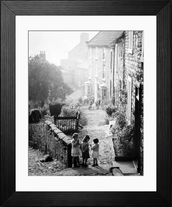 Framed Print : Children playing in Richmond, Yorkshire in the 1940 / 50s Framed Print : Children playing in Richmond, Yorkshire in the 1940 / 50s