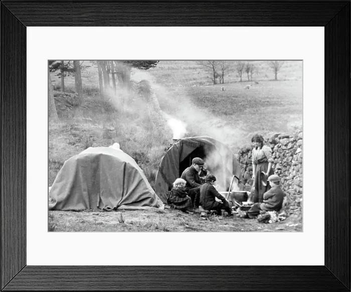 Framed Print : Gypsies at Marshaw near Lancaster, early 1900s Framed Print : Gypsies at Marshaw near Lancaster, early 1900s