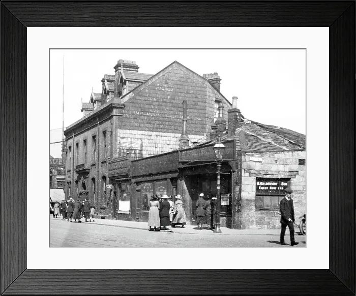 Framed Print : Old Red Lion Inn, Burnley, early 1900s Framed Print : Old Red Lion Inn, Burnley, early 1900s