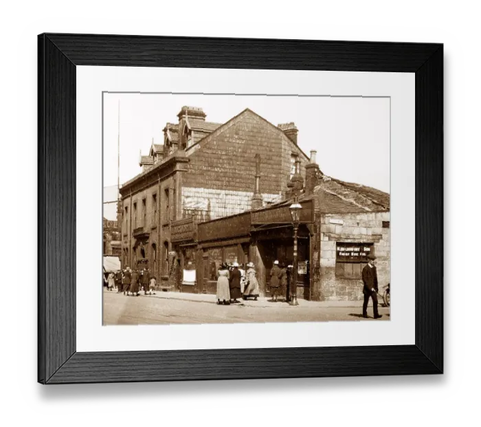 Framed Print : Old Red Lion Inn, Burnley, early 1900s Framed Print : Old Red Lion Inn, Burnley, early 1900s