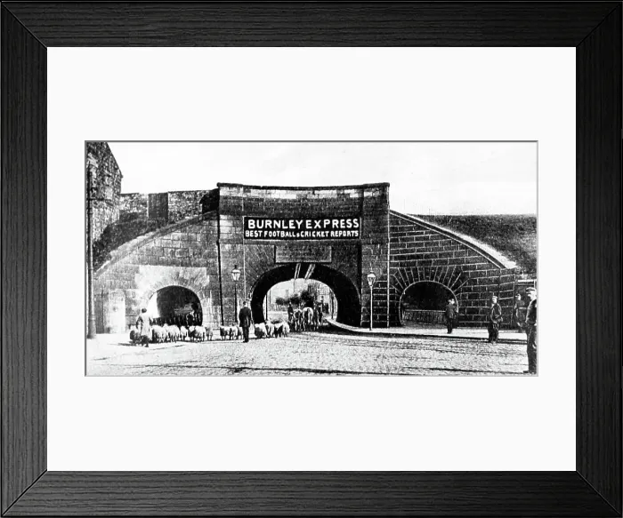 Framed Print : Leeds and Liverpool Canal aqueduct, Burnley Framed Print : Leeds and Liverpool Canal aqueduct, Burnley