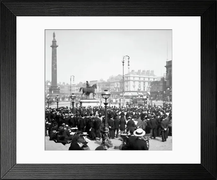 Framed Print : Wellington's Column and Statue of Queen Victoria, Liverpool Framed Print : Wellington's Column and Statue of Queen Victoria, Liverpool