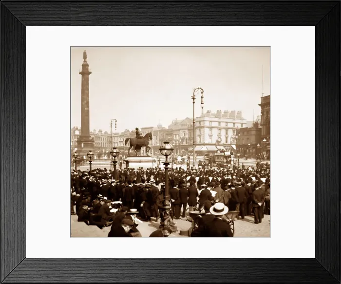 Framed Print : Wellington's Column and Statue of Queen Victoria, Liverpool Framed Print : Wellington's Column and Statue of Queen Victoria, Liverpool