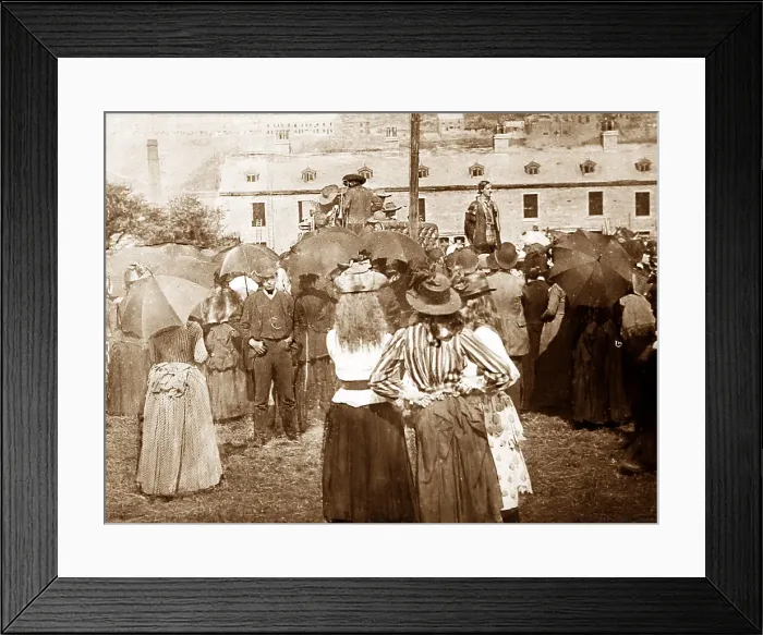 Framed Print : Indian Medicine Man at a travelling fair, Victorian period Framed Print : Indian Medicine Man at a travelling fair, Victorian period
