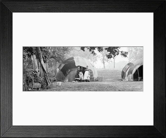 Framed Print : A gypsy encampment, Victorian period Framed Print : A gypsy encampment, Victorian period
