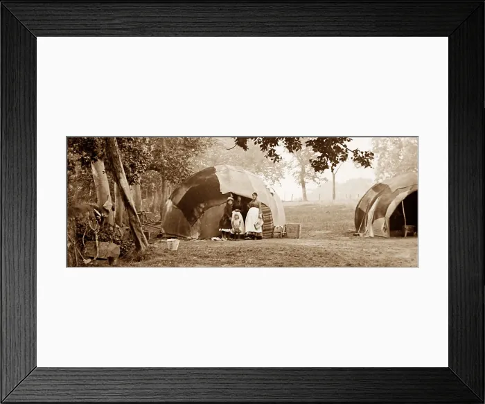 Framed Print : A gypsy encampment, Victorian period Framed Print : A gypsy encampment, Victorian period