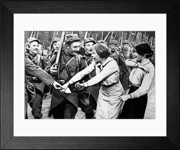 Framed Print : French infantry soldiers leaving for the front during WW1 Framed Print : French infantry soldiers leaving for the front during WW1