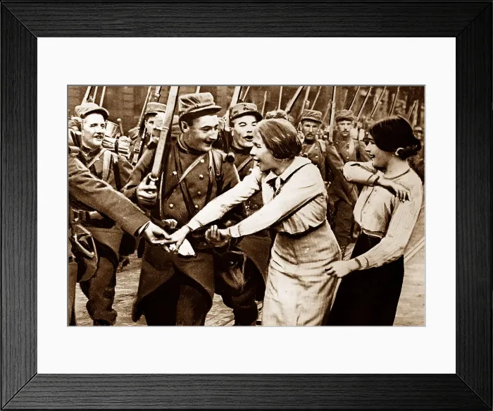 Framed Print : French infantry soldiers leaving for the front during WW1 Framed Print : French infantry soldiers leaving for the front during WW1