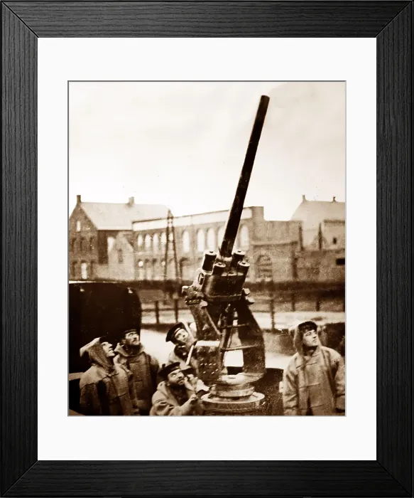 Framed Print : Anti aircraft gun protecting London during WW1 Framed Print : Anti aircraft gun protecting London during WW1