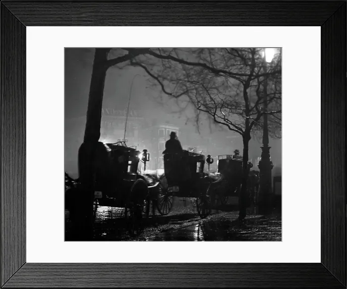 Framed Print : London at night, cabbies waiting for passengers, early 1900s Framed Print : London at night, cabbies waiting for passengers, early 1900s
