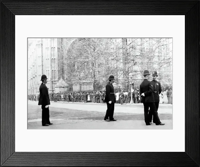 Framed Print : Policemen and a queue, Victoria Tower, Houses of Parliament Framed Print : Policemen and a queue, Victoria Tower, Houses of Parliament