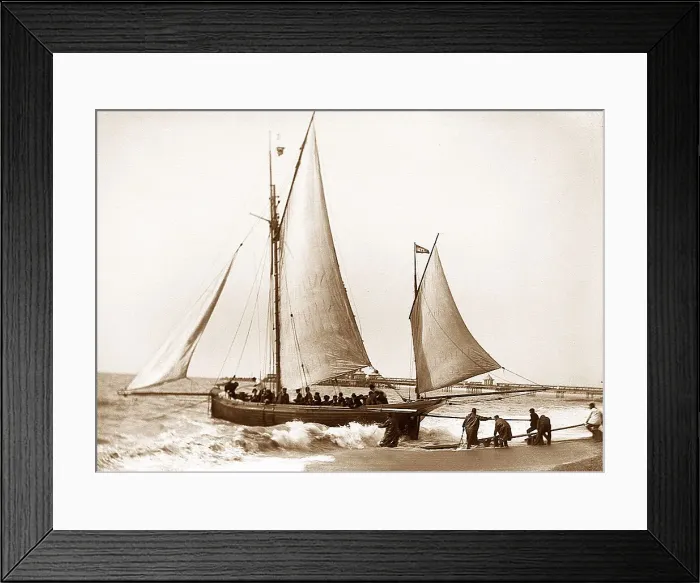 Framed Print : Brighton - Sailing boat Framed Print : Brighton - Sailing boat
