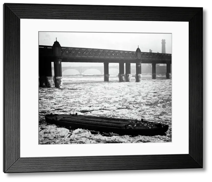 Framed Print : Frozen River Thames at Hungerford Bridge, London Framed Print : Frozen River Thames at Hungerford Bridge, London