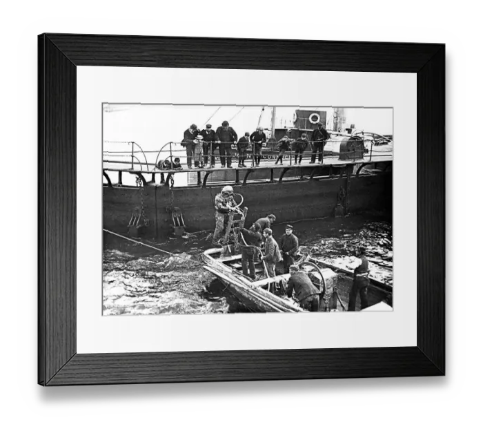 Framed Print : Diver in Aberdeen Harbour Framed Print : Diver in Aberdeen Harbour