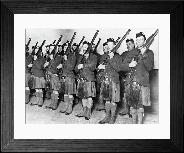 Framed Print : Soldiers of the London Scottish Regiment during WW1 Framed Print : Soldiers of the London Scottish Regiment during WW1