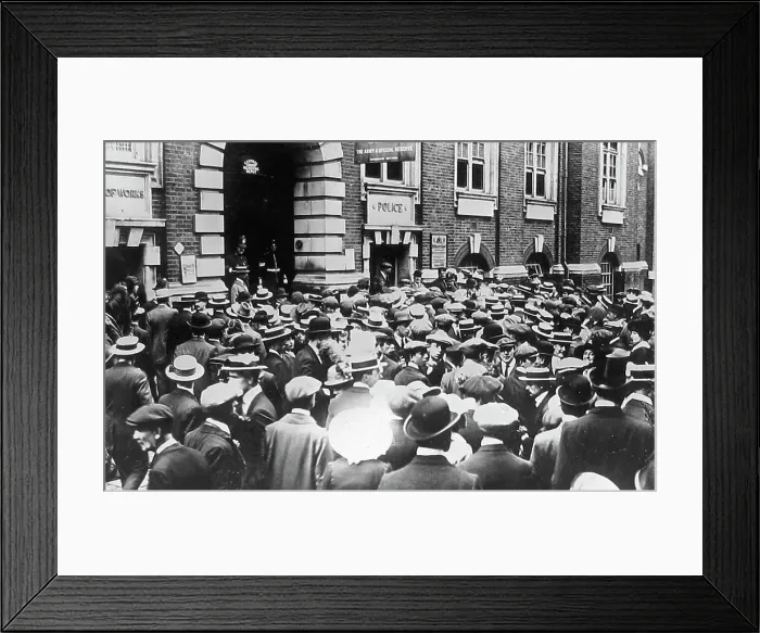 Framed Print : A London Recruiting Depot during WW1 Framed Print : A London Recruiting Depot during WW1
