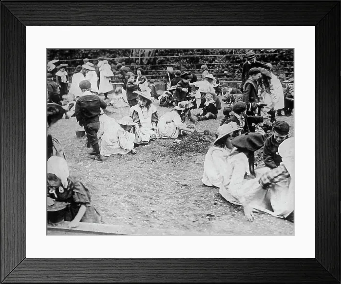 Framed Print : The Poor Childrens Sandpit in Regent's Park in 1908 Framed Print : The Poor Childrens Sandpit in Regent's Park in 1908