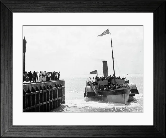 Framed Print : The Frenchman paddle steamer, Bridlington