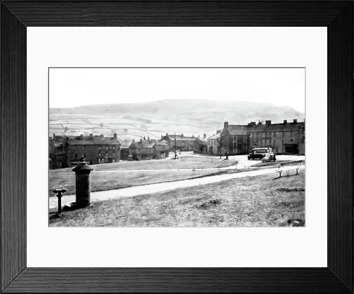 Framed Print : Reeth, Swaledale, Yorkshire in the 1940 / 50s Framed Print : Reeth, Swaledale, Yorkshire in the 1940 / 50s
