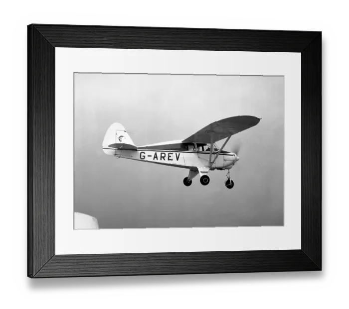 Framed Print : Piper Tri-Pacer G-AREV Framed Print : Piper Tri-Pacer G-AREV