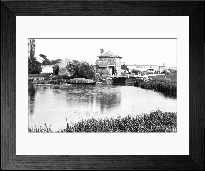 Framed Print : St Johns Lock, River Thames Framed Print : St Johns Lock, River Thames