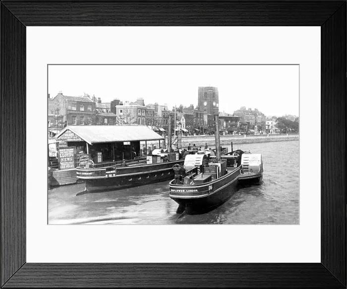 Framed Print : Paddle steamer at Battersea Bridge, River Thames, London Framed Print : Paddle steamer at Battersea Bridge, River Thames, London