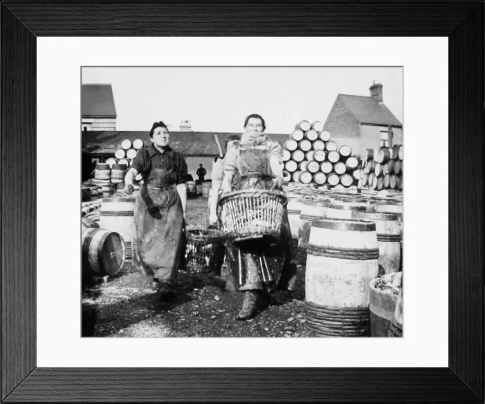 Framed Print : Lowestoft Fish Girls early 1900s Framed Print : Lowestoft Fish Girls early 1900s