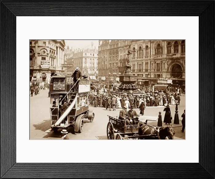 Framed Print : Piccadilly Circus, London Framed Print : Piccadilly Circus, London