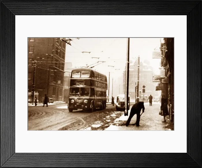 Framed Print : Trolleybus in Parliament Square Nottingham in 1949 Framed Print : Trolleybus in Parliament Square Nottingham in 1949