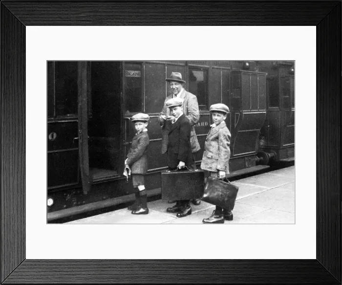 Framed Print : Nottingham Victoria Railway Station in the 1920s Framed Print : Nottingham Victoria Railway Station in the 1920s