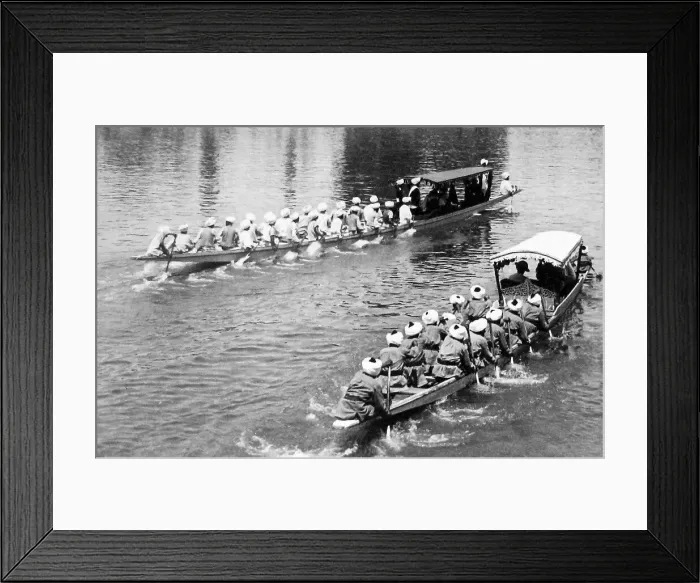 Framed Print : India - Lady Curzon in the State Barge of HH Maharaja Framed Print : India - Lady Curzon in the State Barge of HH Maharaja