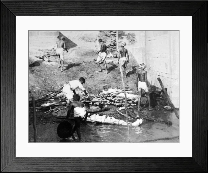 Framed Print : India - Benares preparing bodies for cremation early 1900s Framed Print : India - Benares preparing bodies for cremation early 1900s