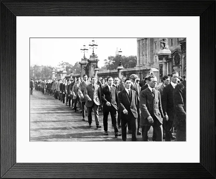 Framed Print : Recruits outside Buckingham Palace during WW1 Framed Print : Recruits outside Buckingham Palace during WW1