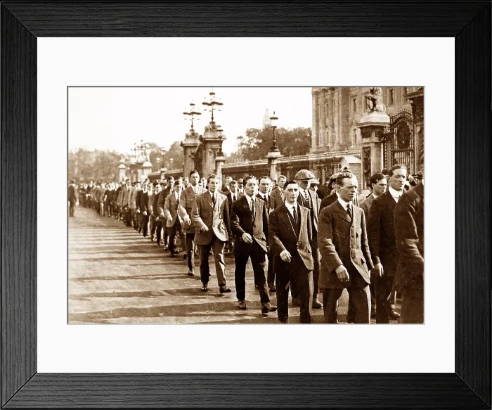 Framed Print : Army recruits outside Buckingham Palace, WW1 Framed Print : Army recruits outside Buckingham Palace, WW1