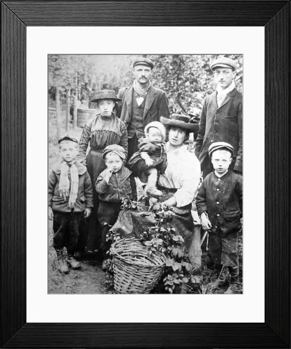 Framed Print : Hop pickers in Kent - Victorian period Framed Print : Hop pickers in Kent - Victorian period