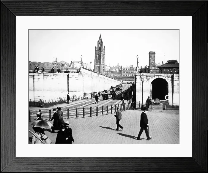 Framed Print : Floating landing stage, Liverpool