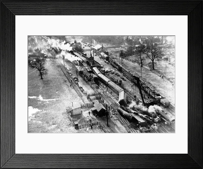 Framed Print : Potters Bar railway accident on 10th February 1946 Framed Print : Potters Bar railway accident on 10th February 1946