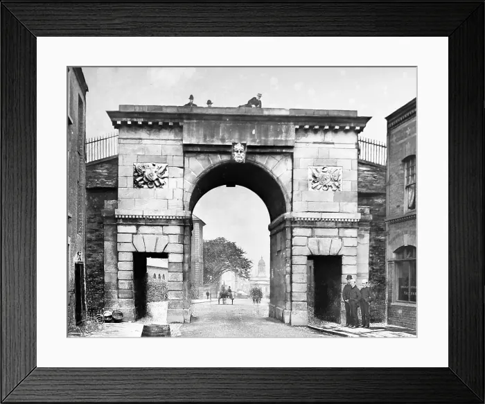 Framed Print : Bishops Gate, Londonderry, Ireland Framed Print : Bishops Gate, Londonderry, Ireland