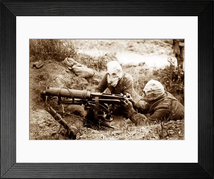 Framed Print : Battle of the Somme, British machine gunners wearing Framed Print : Battle of the Somme, British machine gunners wearing