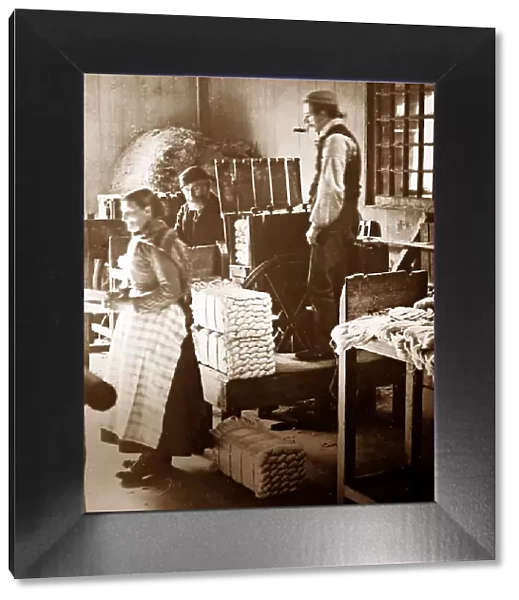 Short stool bundling, linen production, Victorian period