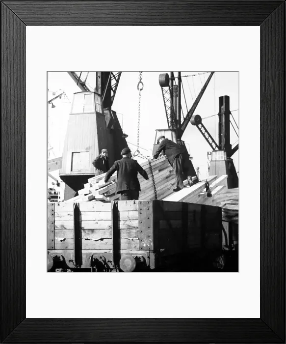 Framed Print : Liverpool dockers, probably 1930s Framed Print : Liverpool dockers, probably 1930s