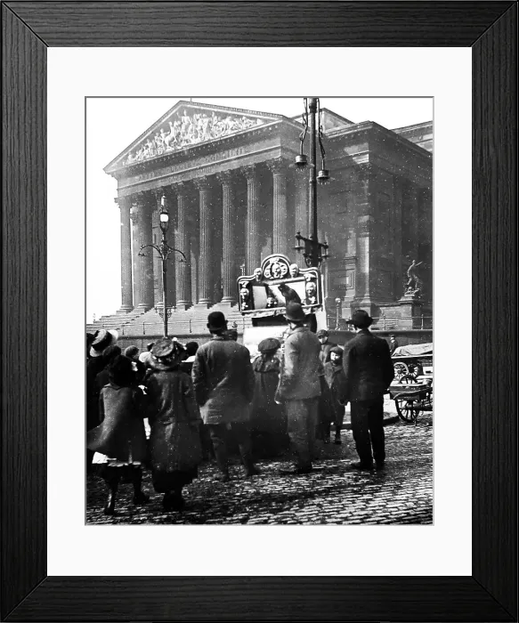 Framed Print : Punch and Judy Show, Liverpool, early 1900s Framed Print : Punch and Judy Show, Liverpool, early 1900s