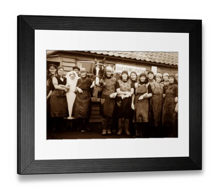 Framed Print : Scottish fisher girls (herring gutters and packers) Framed Print : Scottish fisher girls (herring gutters and packers)
