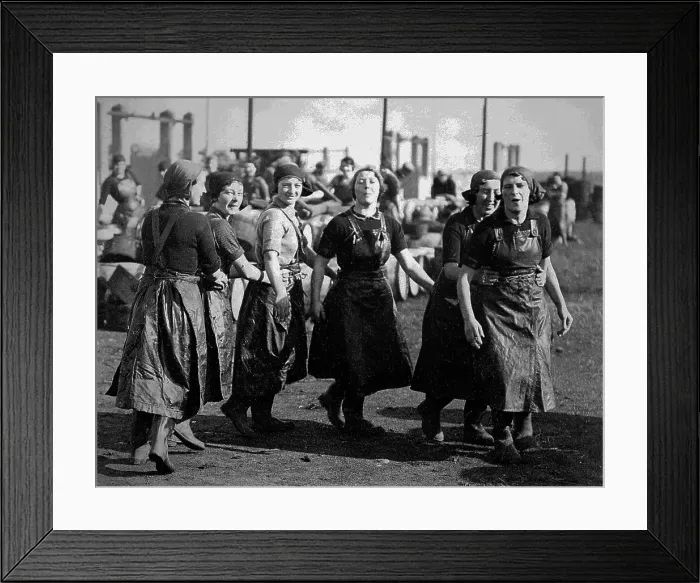 Framed Print : Great Yarmouth, Scottish Fisher Girls