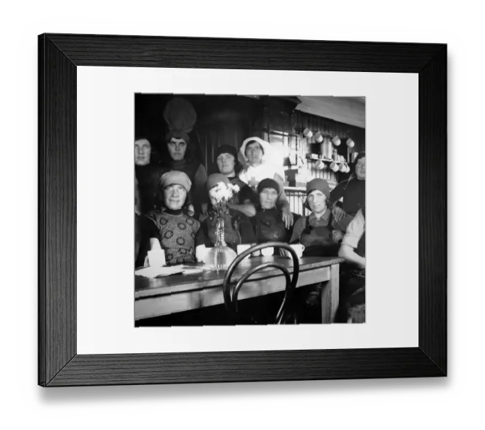 Framed Print : Great Yarmouth, Scottish Fisher Girls Framed Print : Great Yarmouth, Scottish Fisher Girls